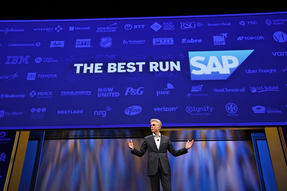 기조연설에서 경험데이터의 중요성에 대해 발표하고 있는 빌 맥더멋 SAP CEO (제공: SAP코리아)