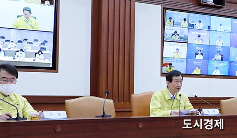 진영 행정안전부 장관이 긴급재난지원금 관련 시도 부단체장 영상회의를 주재하고 있다 (출처: 행정안전부)