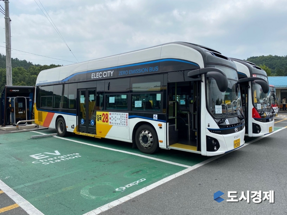 광주광역시는 연말까지 전기시내버스 27대와 수소시내버스 6대를 도입해 운영할 예정이다. (출처: 광주광역시)