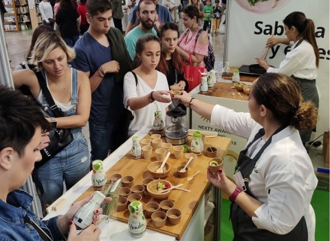 스페인에서 열린 베지 월드 행사 참가자들이 샘표 요리에센스 연두를 활용한 요리를 맛보고 있다 (출처: 샘표)