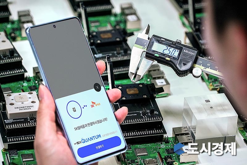SKT 자회사 IDQ 연구진들이 SKT 분당사옥에서 ‘갤럭시 A 퀀텀’ 스마트폰과 양자난수생성 칩셋을 테스트하고 있다. (출처: SKT)