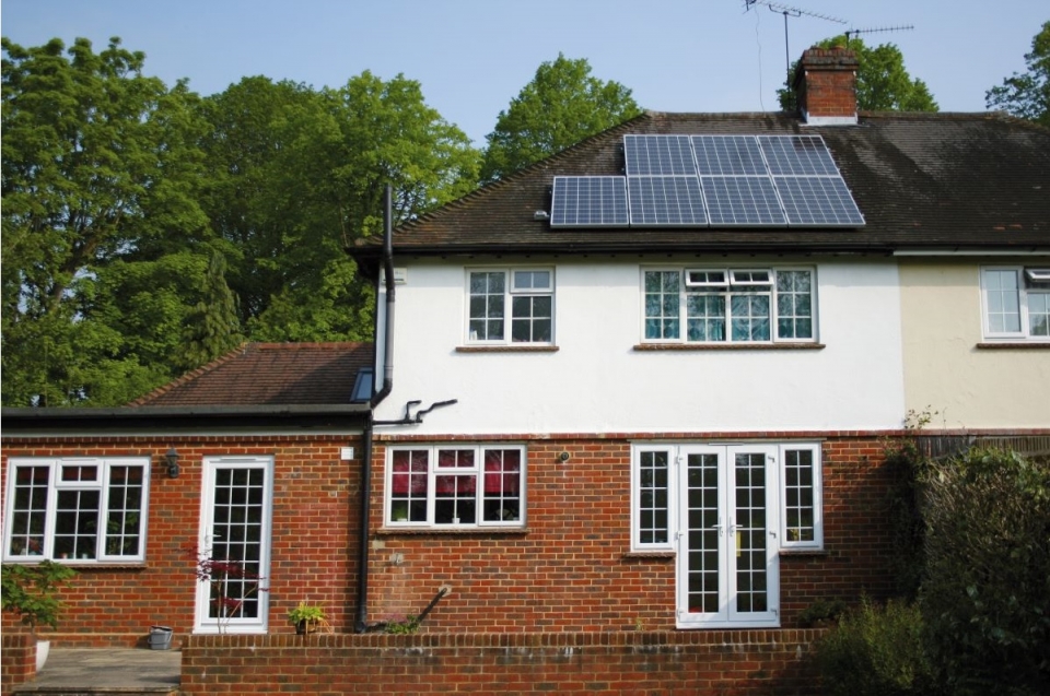 영국 런던 시내에 설치된 한화큐셀 주택용 태양광 모듈. (출처: 한화큐셀)