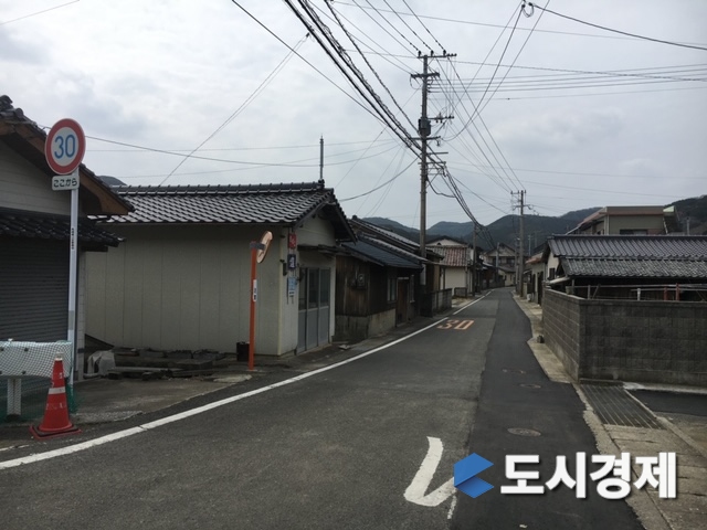 일본의 ‘빈집뱅크’는 빈집 정책의 모범사례로 언급된다. 지자체가 웹사이트에 공개한 빈집에 살고 싶을 경우 지방정부 예산으로 리모델링을 지원한다.