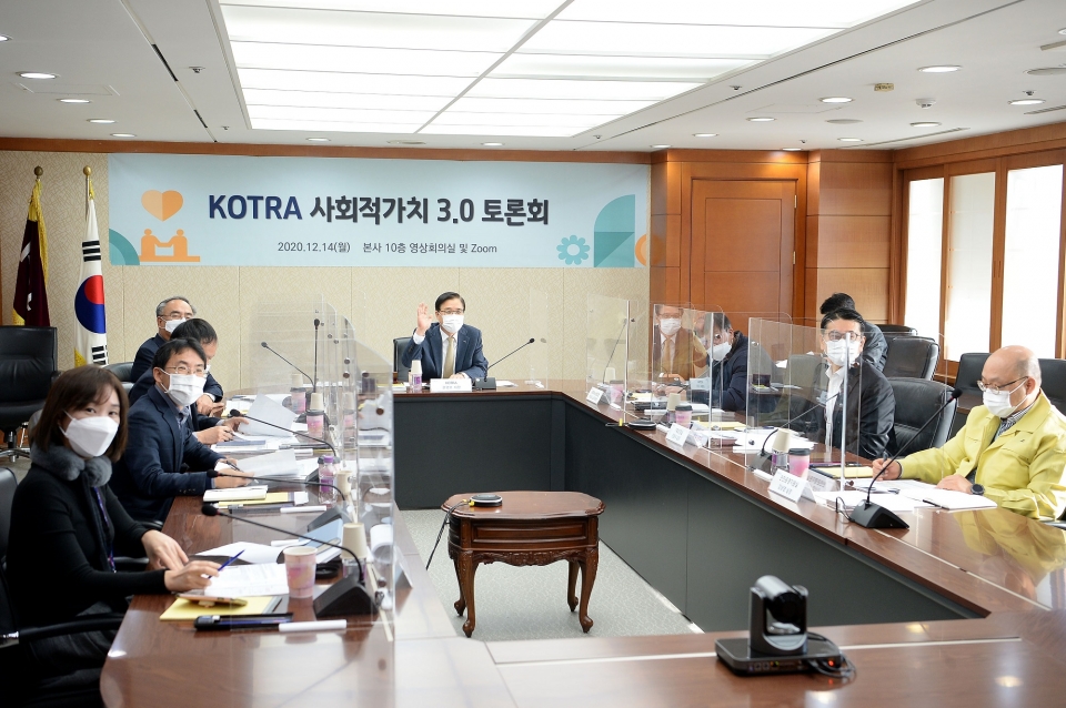 KOTRA가 서울 염곡동 본사에서 ‘KOTRA 사회적가치 3.0 토론회’를 개최했다. 온라인으로 동시 진행된 이번 토론회에서 KOTRA는 본업과 연계해 사회적가치를 창출하는 국민체감형 비전과 추진체계를 제시했다. 권평오 KOTRA 사장(가운데)이 영상회의에 참가한 자문위원을 상대로 인사를 하고 있다. (출처: KOTRA)