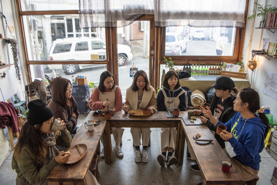 주간 괜찮아마을은 참여자들이 마을 주민 식당에서 함께 아침을 먹고 있다. (출처: 공장공장)