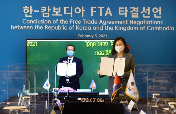 산업통상자원부 유명희 통상교섭본부장과 빤 소라삭(PAN Sorasak) 캄보디아 상무부 장관은 3일 한-캄보디아 FTA 협상이 타결됐음을 선언하고 공동 선언문에 서명했다. (출처: 산업통상자원부)
