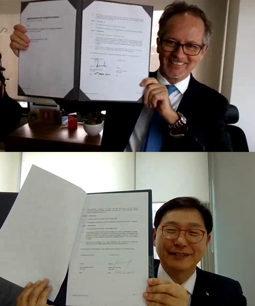 레지날드 피코크 취리히보험그룹 싱가포르 법인 대표와 강두석 LK보험중개 대표가 온라인 MOU 협약 서명식을 마친 뒤 기념 포즈를 취하고 있다. (사진=LK보험중개)