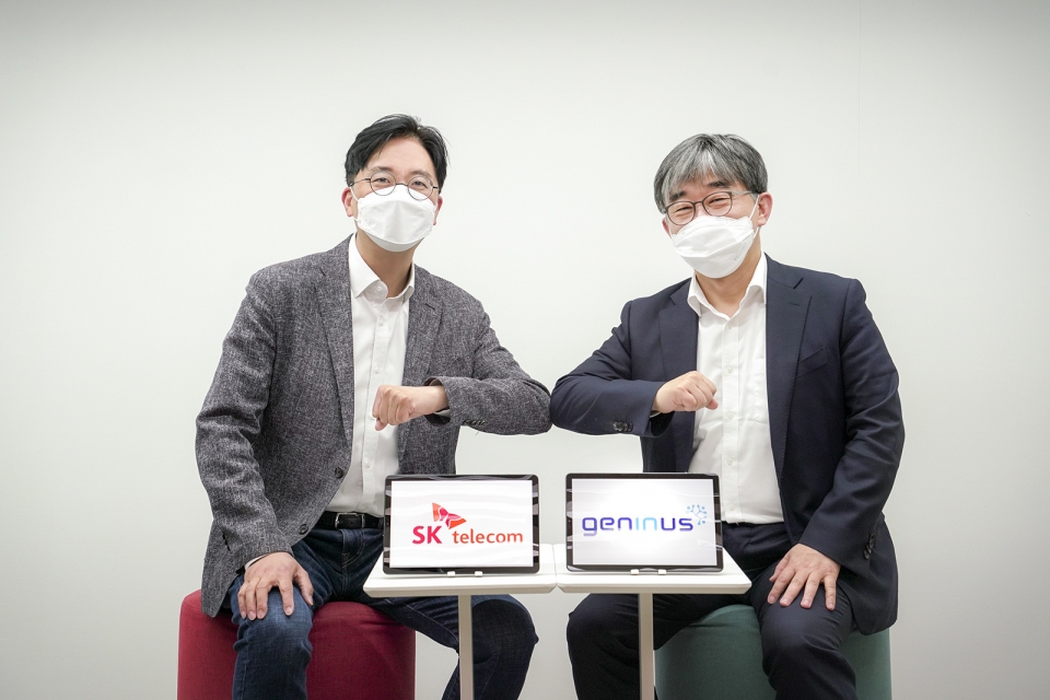 (왼쪽부터) 김윤 SKT CTO와 박웅양 지니너스 대표가 유전체 분석 AI 알고리즘 개발 및 신약 타겟 발굴을 위한 업무 협약을 맺었다(사진=SKT)