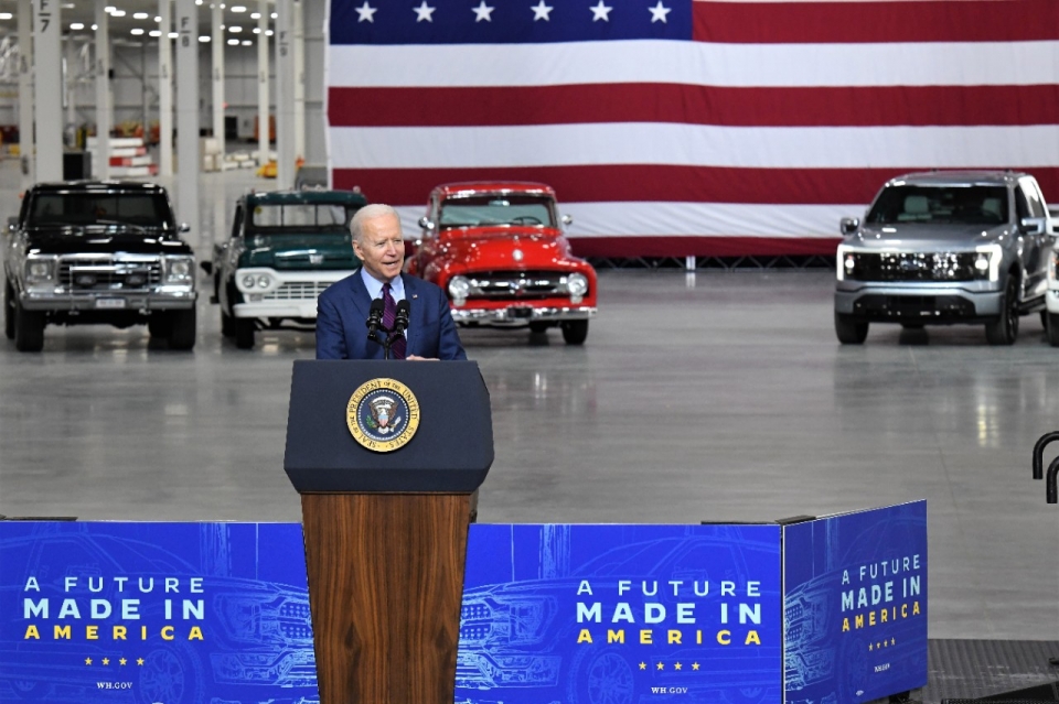 조 바이든 미국 대통령은 지난 18일(현지시각) 미시간주에 있는 포드 전기차 공장을 방문했다(사진=포드)