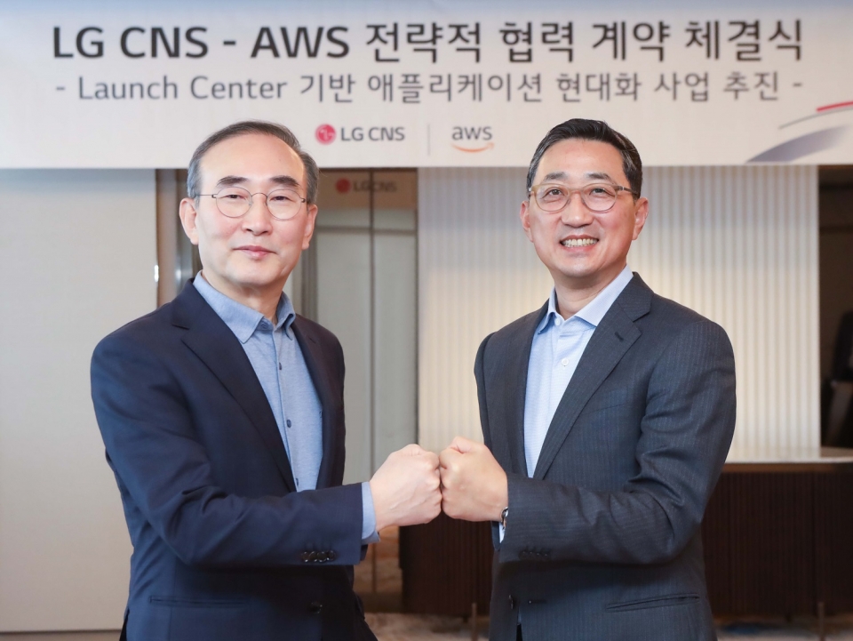 (왼쪽부터) 김영섭 LG CNS 대표와 함기호 AWS코리아 대표가 ‘전략적 협력계약’ 체결 후 기념 촬영하고 있다(사진=LG CNS)