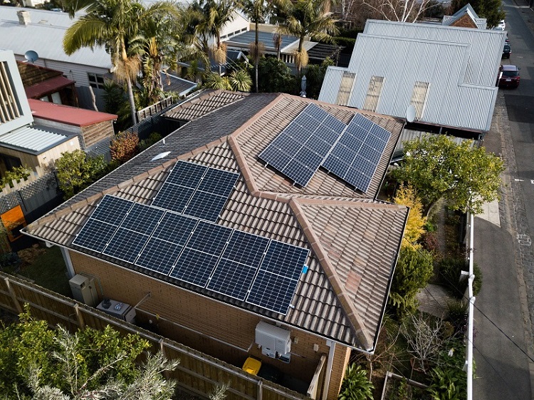 호주 빅토리아주 멜버른 주택 지붕에 설치된 한화큐셀 모듈(사진=한화솔루션)