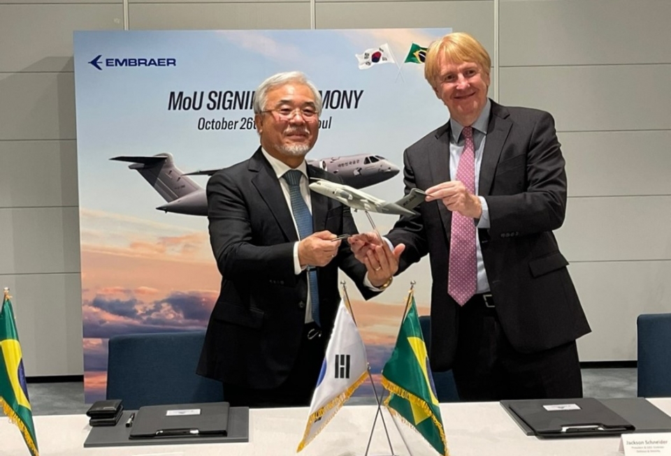 에이에스티지가 26일 브라질 항공기 제조업체 엠브라에르와 협력양해각서를 체결했다(사진=아스트)
